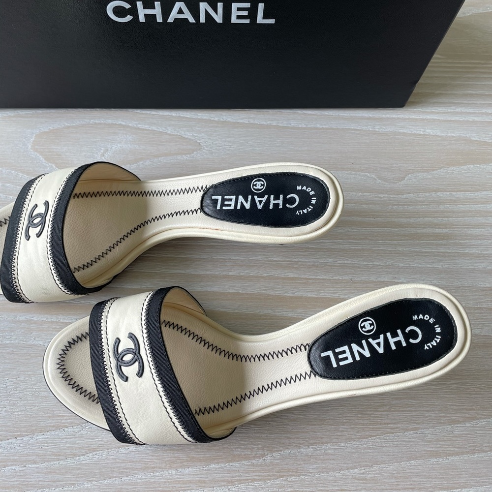 CHANEL White Leather Embroidered CC Slide Mules 39 - Picture 8 of 14